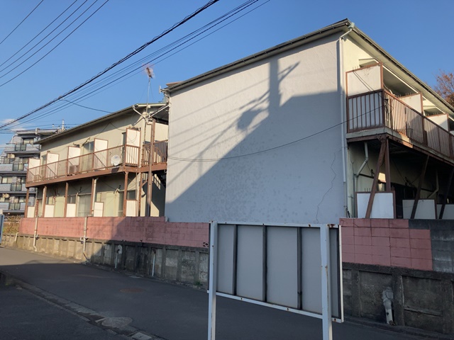東京都大田区南久が原の木造2階建アパート2棟解体工事前の様子です。